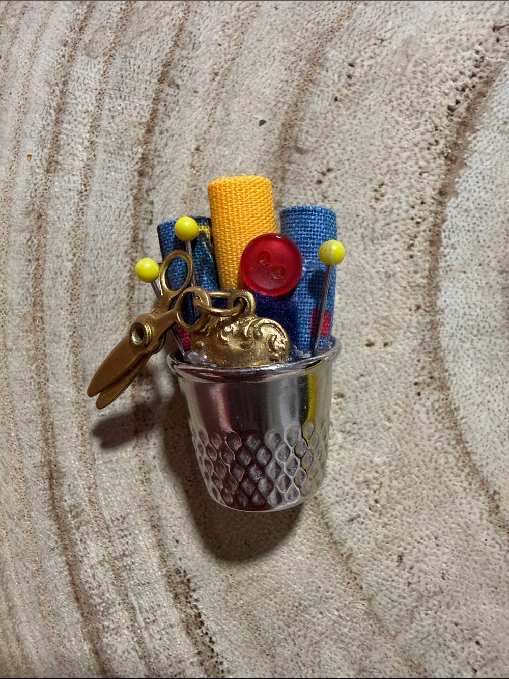 Women’s 1.5” Thimble Brooch with articulating scissors. Vintage